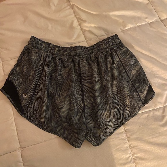 Perfect condition lulu shorts - Picture 1 of 3